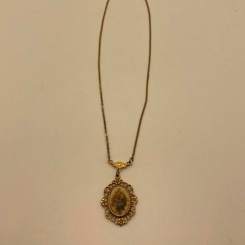 Vintage EUC Signed 1928 Gold Tone Rose Cameo Pendant Necklace with Faux Pearls
